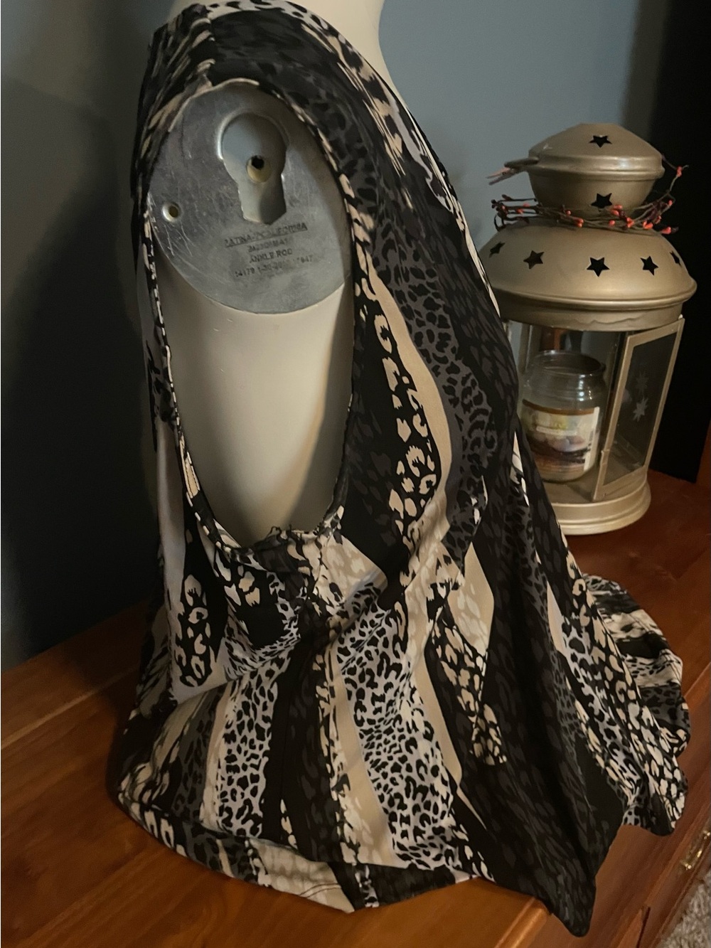 Dana Buchman Black & Cream Sleeveless V-Neck animal Printed Top - Picture 2 of 6